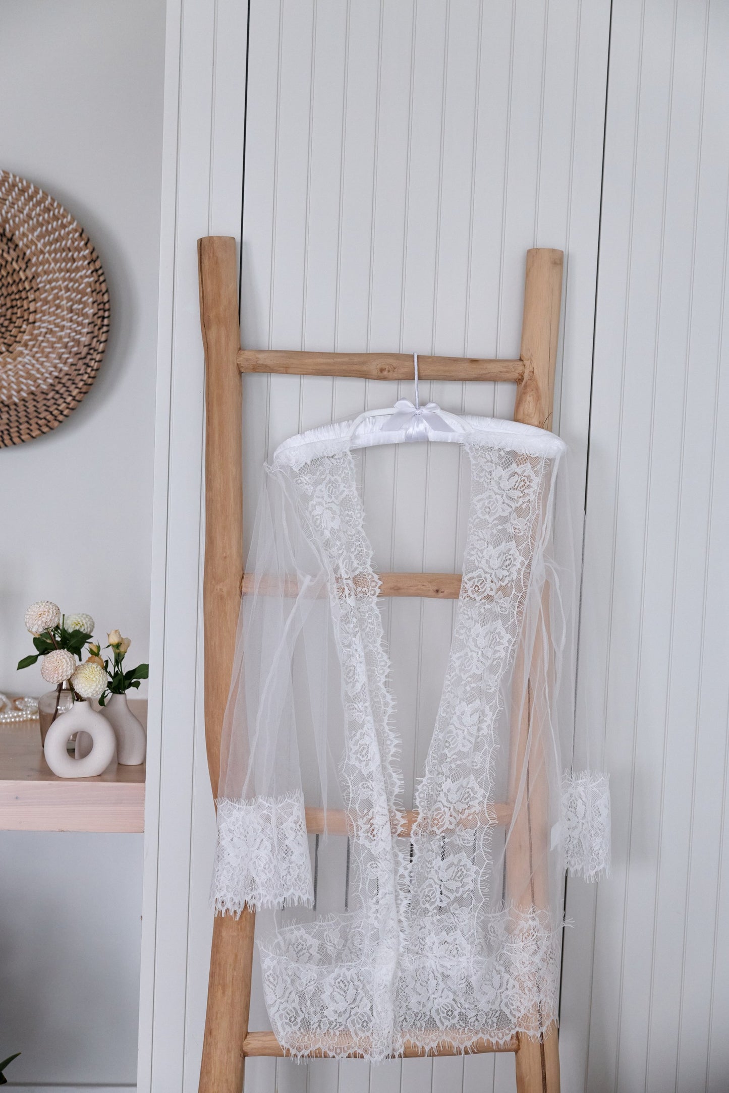 Bata de novia para boda de encaje corta