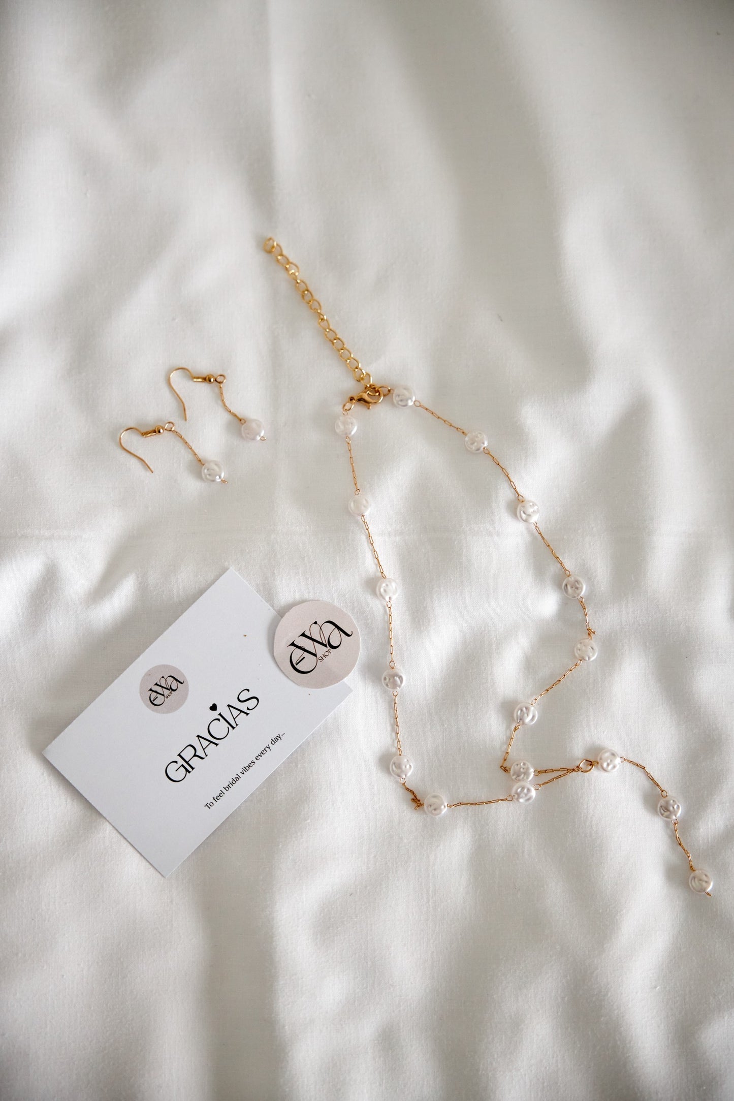 Conjunto de collar y pendientes colgantes decorados con perlas