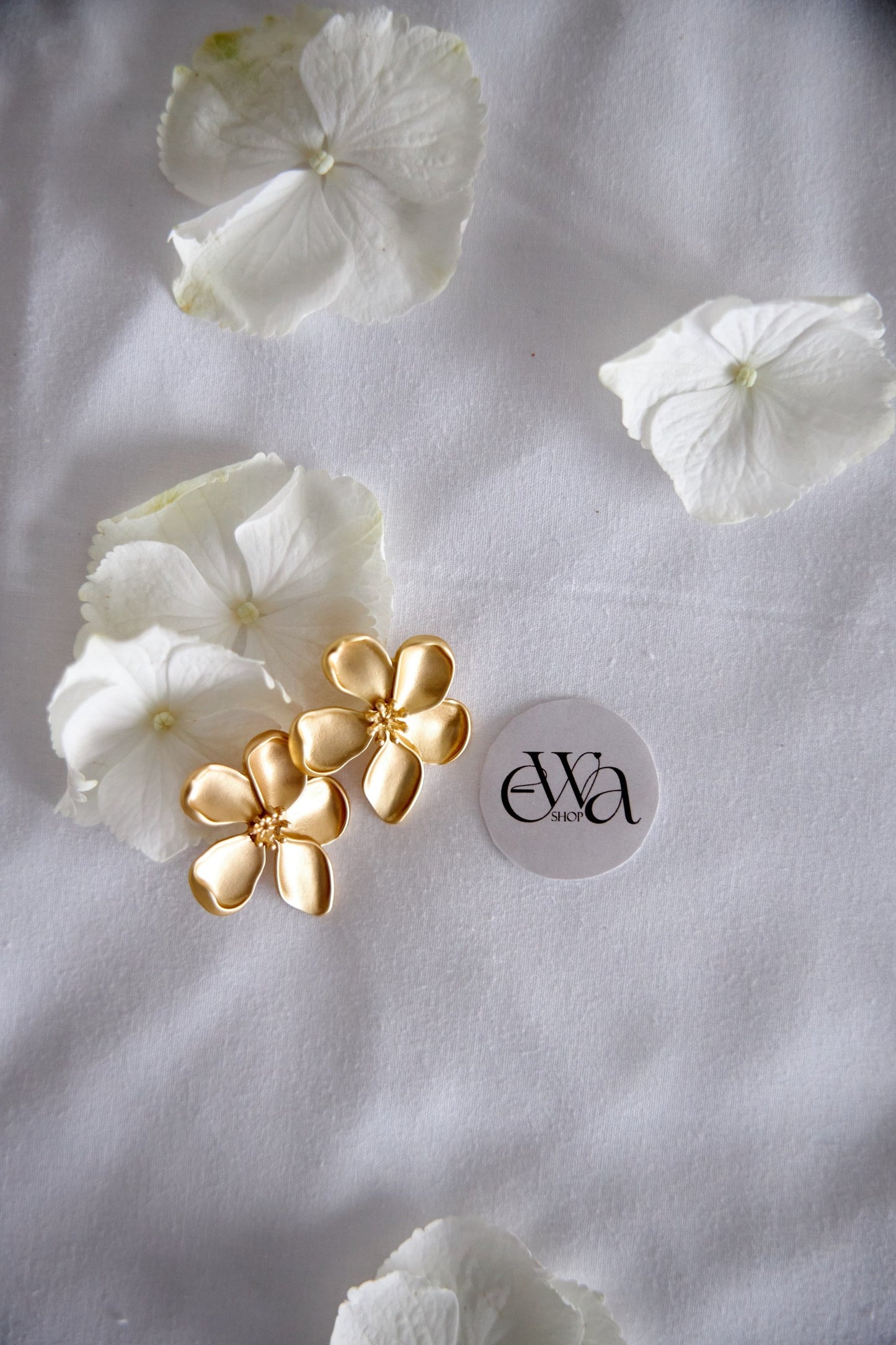 Pendientes con diseño floral dorado para novia