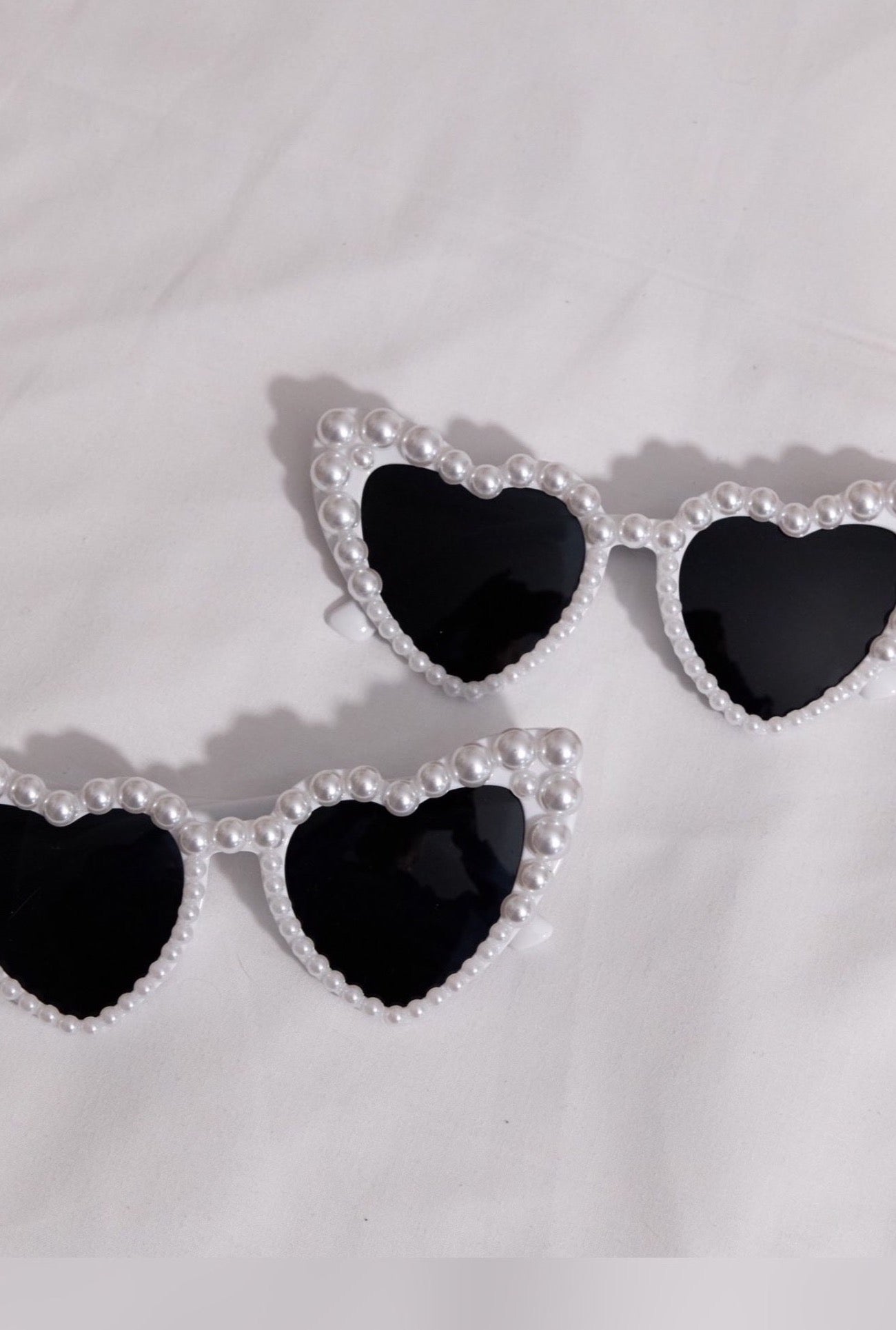 Gafas de sol con forma de corazón de perlas para novia