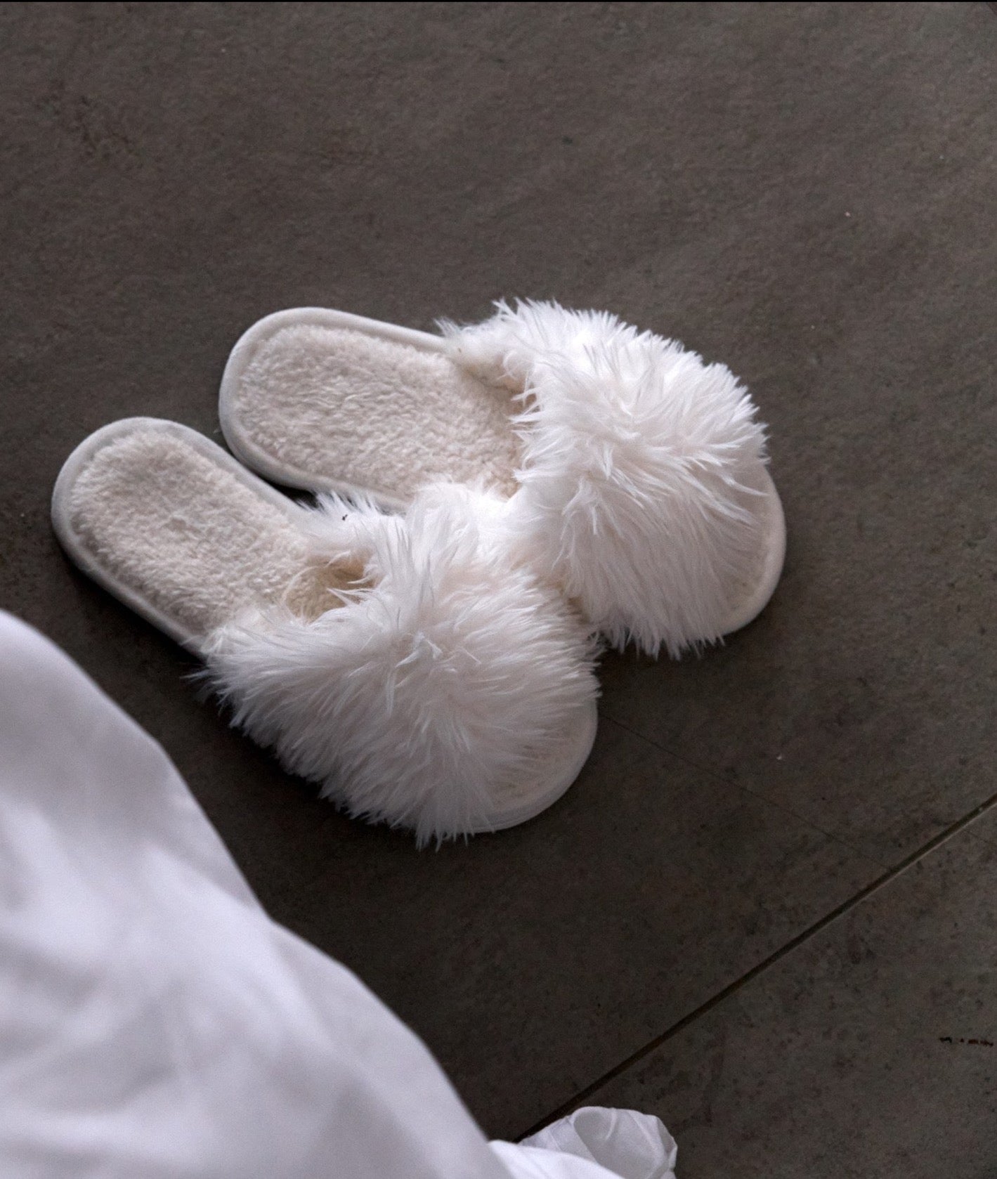 Zapatillas de casa mullidas para novia - blanco