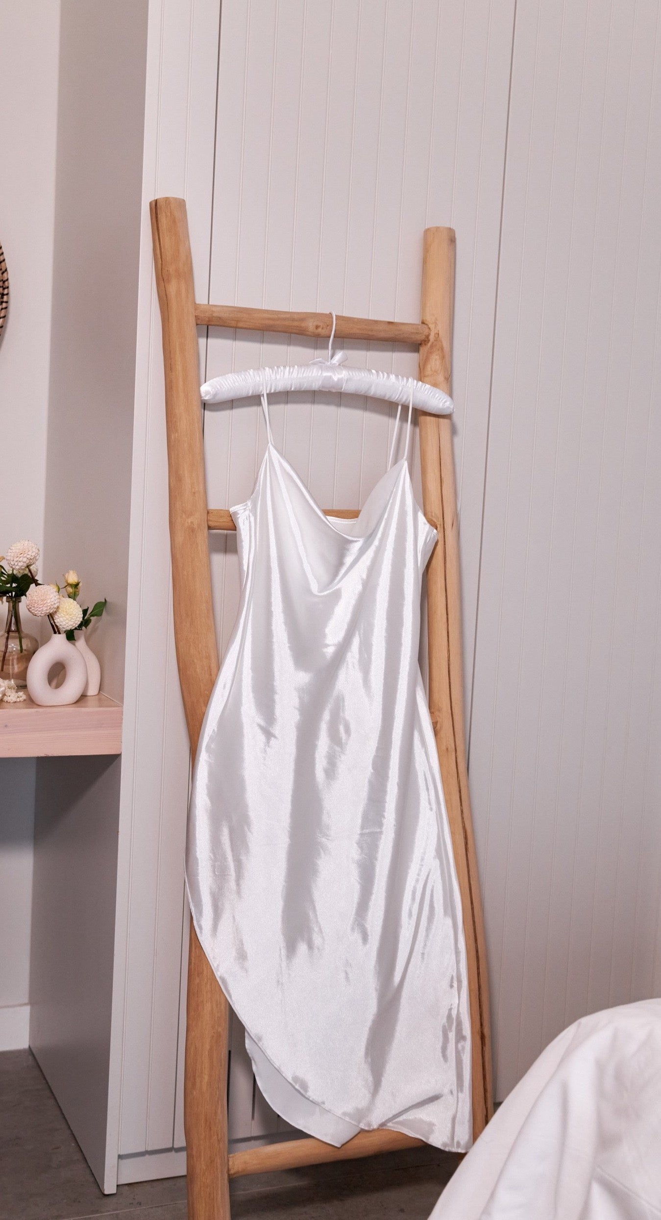 Camisón de satén para novia con tapeta