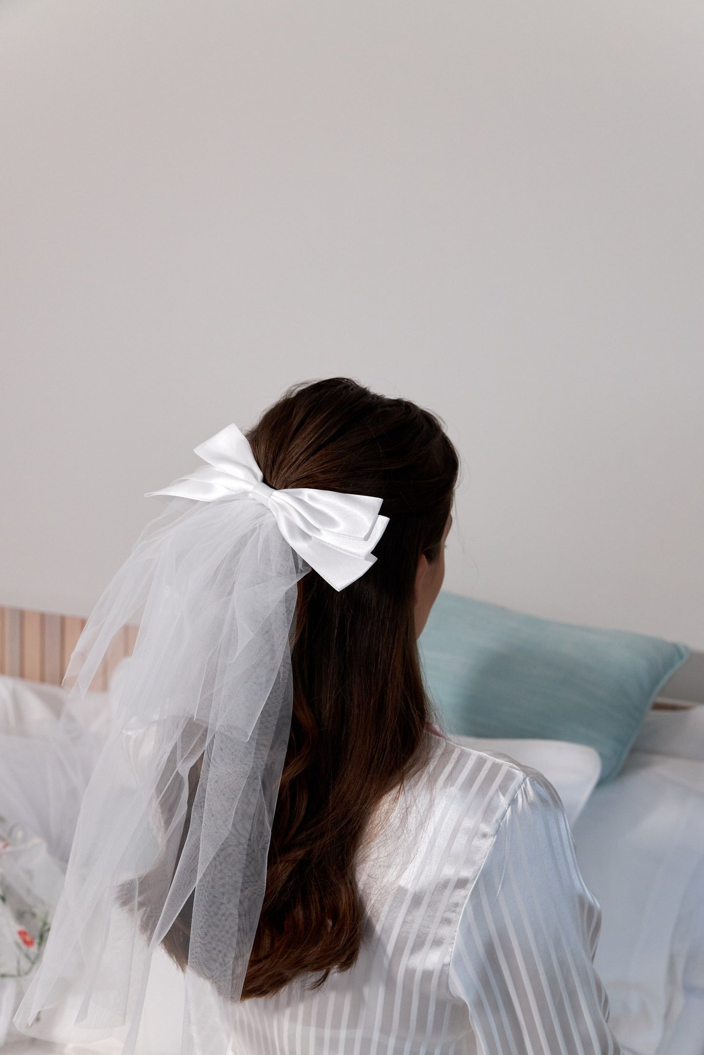 Pasador de pelo de boda con lazo de satén y velo corto - blanco
