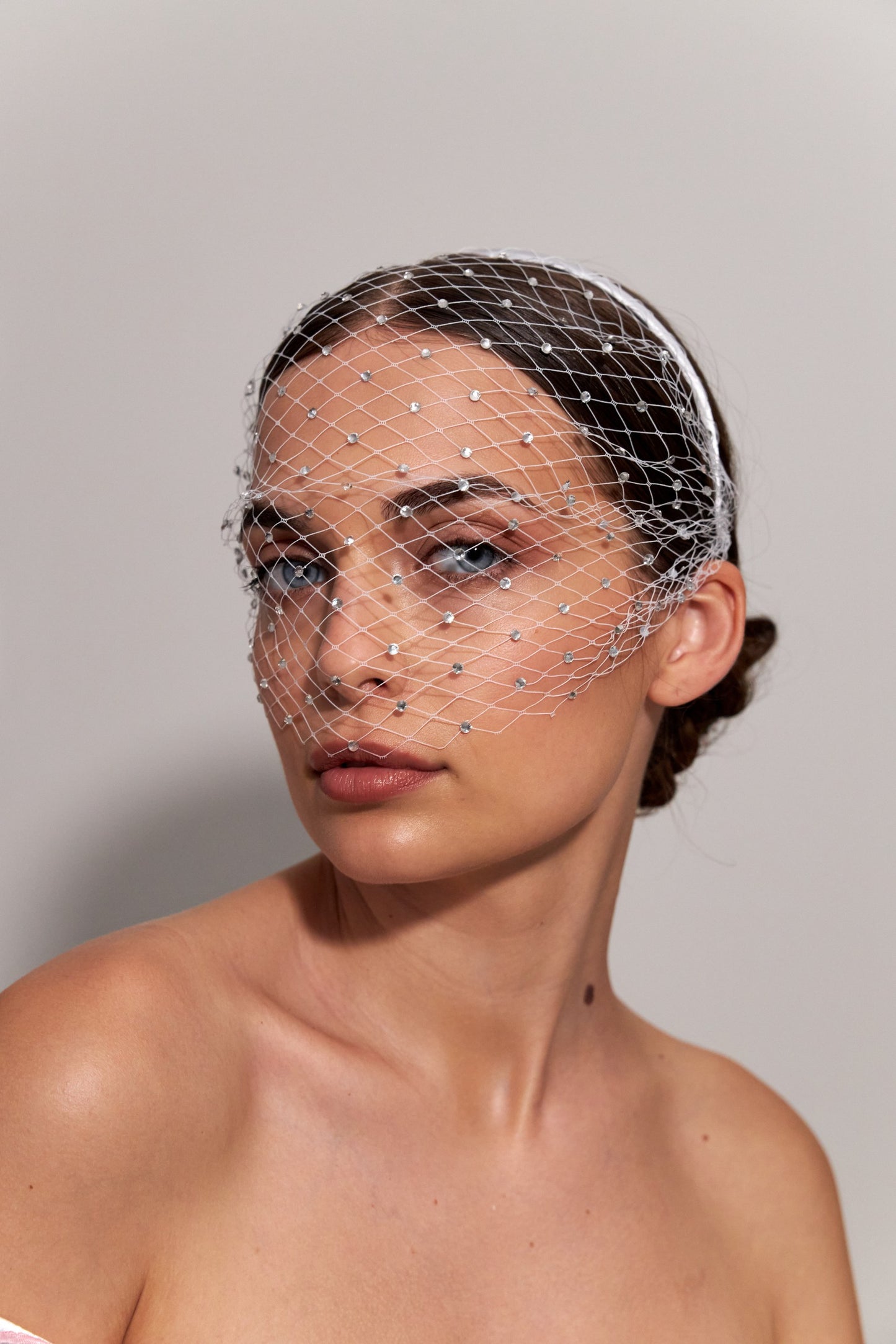 Diadema con velo de malla blanco