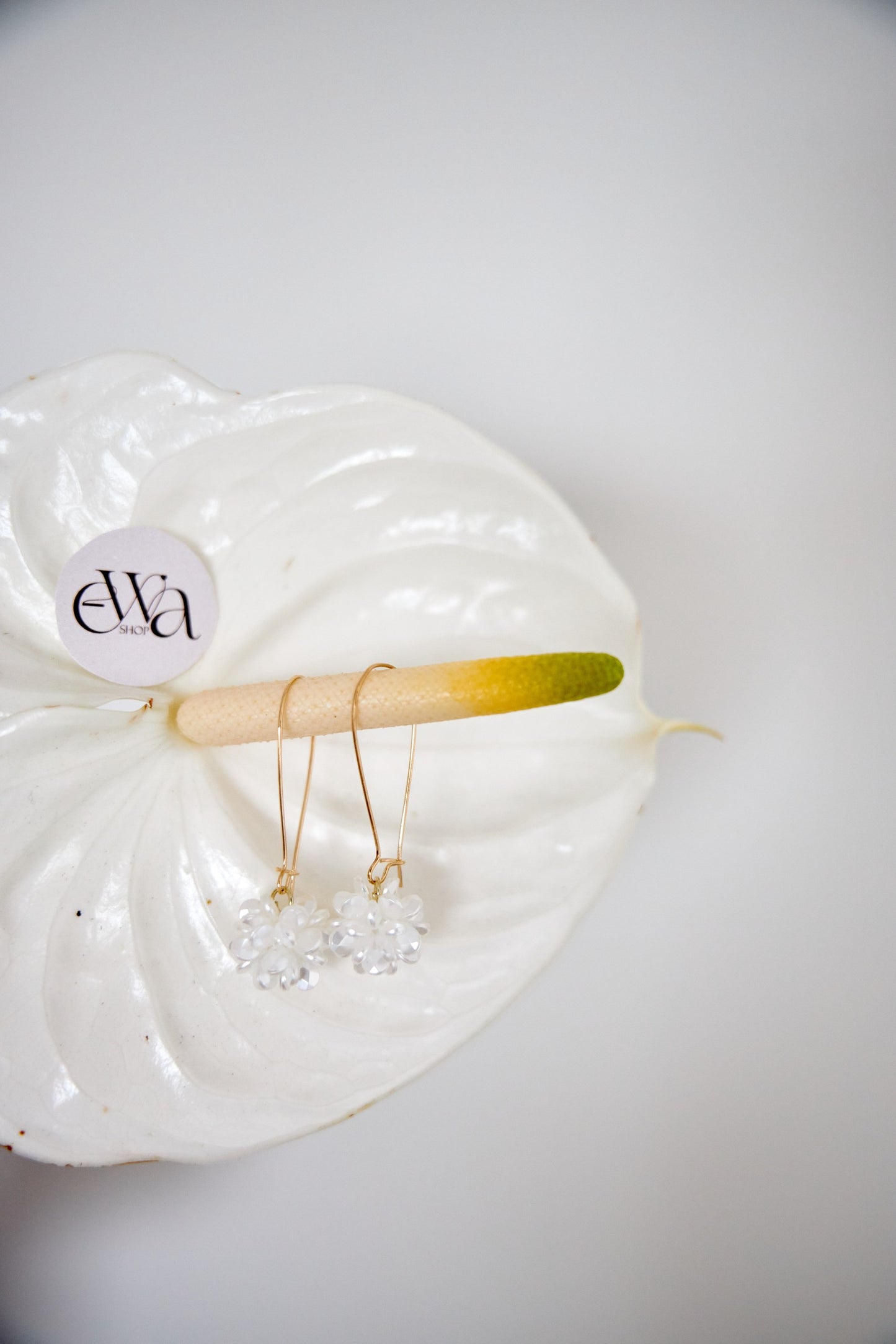 Pendientes de bolas de flores blancas para boda