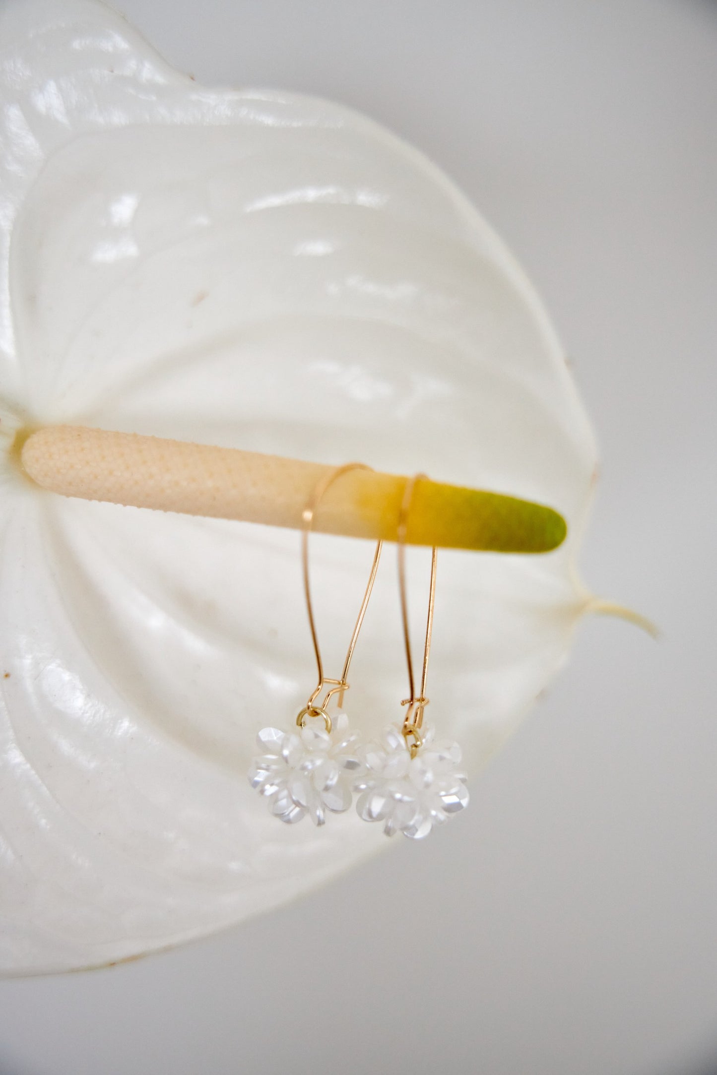 Pendientes de bolas de flores blancas para boda