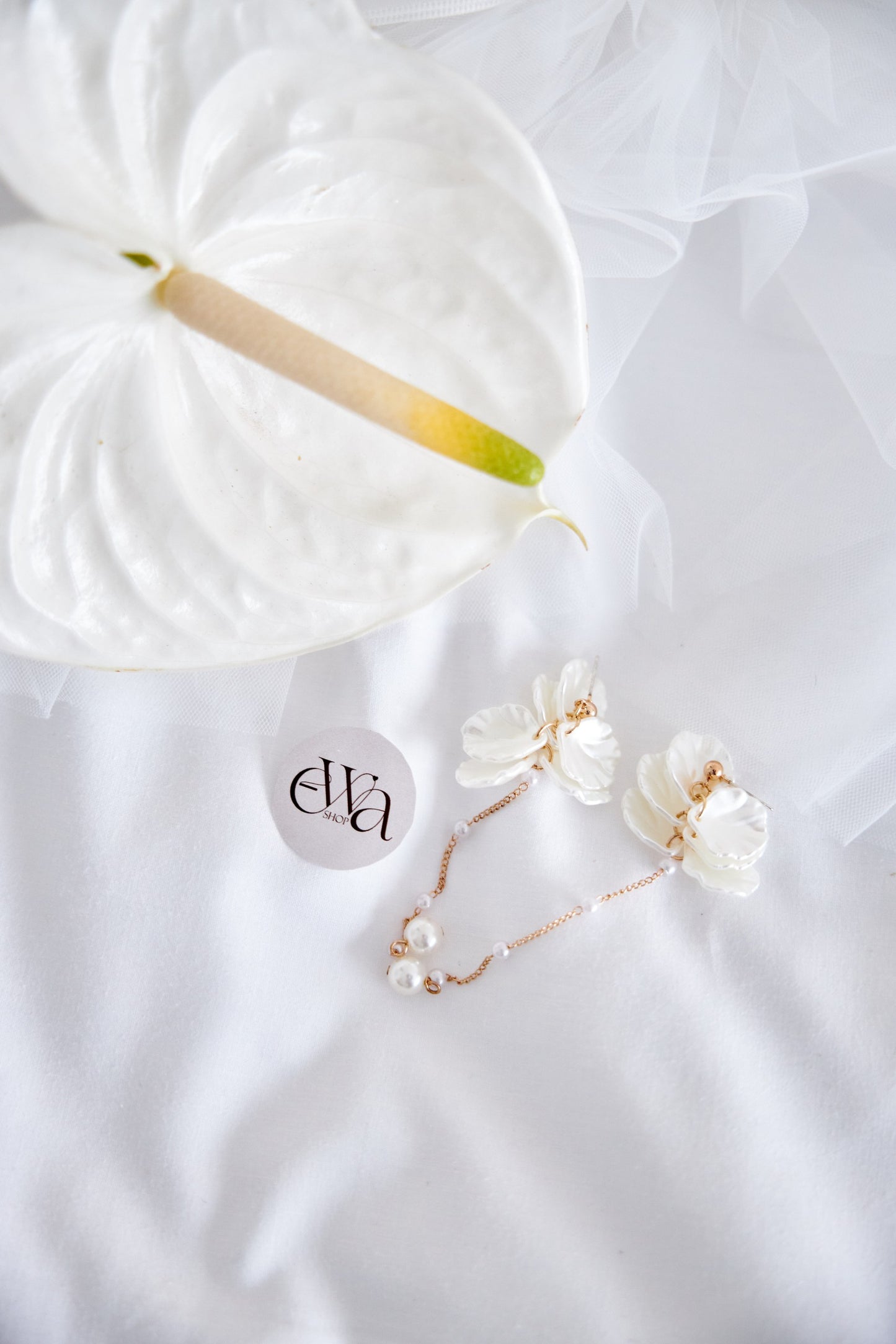 Pendientes con forma de pétalos de flores y perlitas para novia