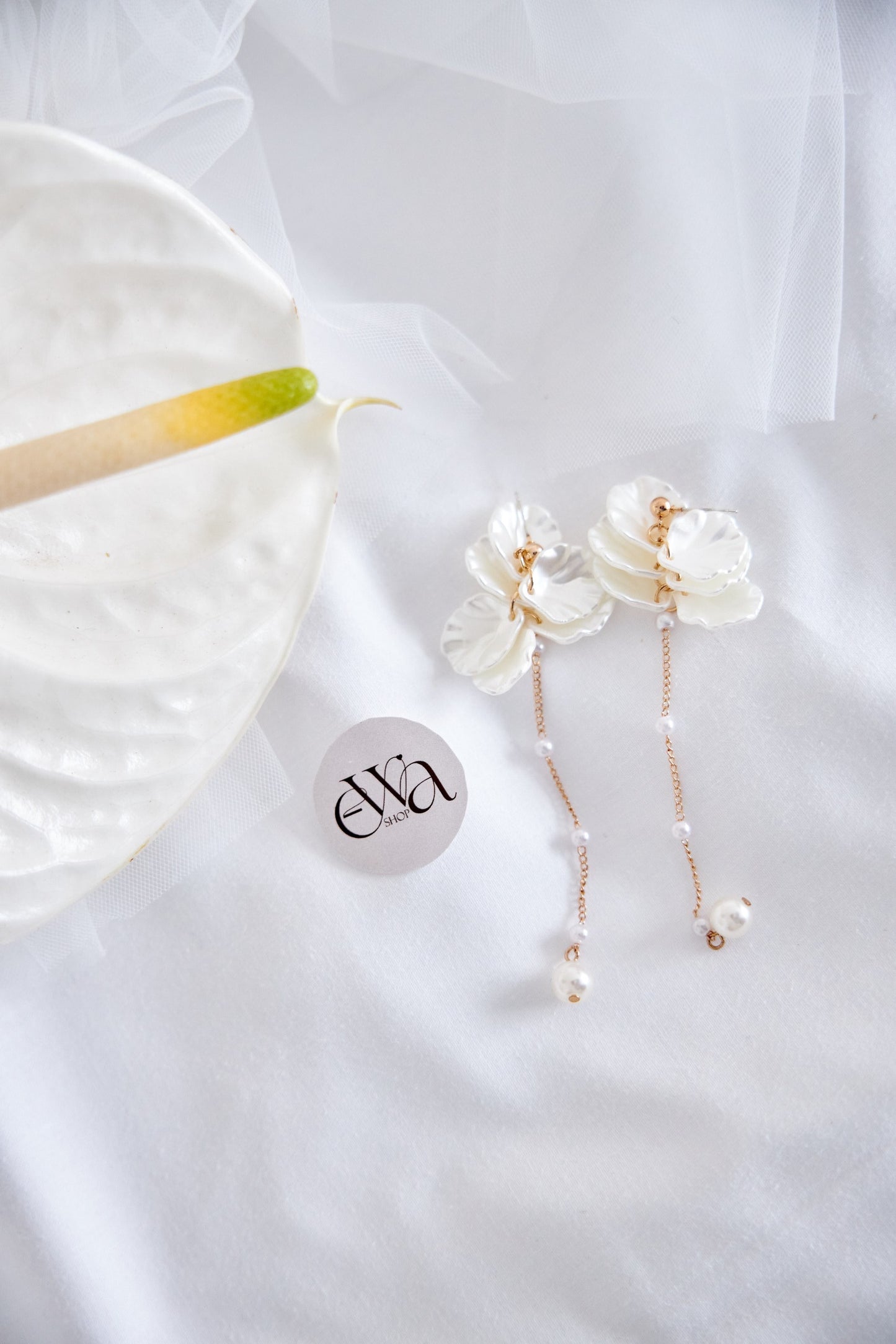 Pendientes con forma de pétalos de flores y perlitas para novia