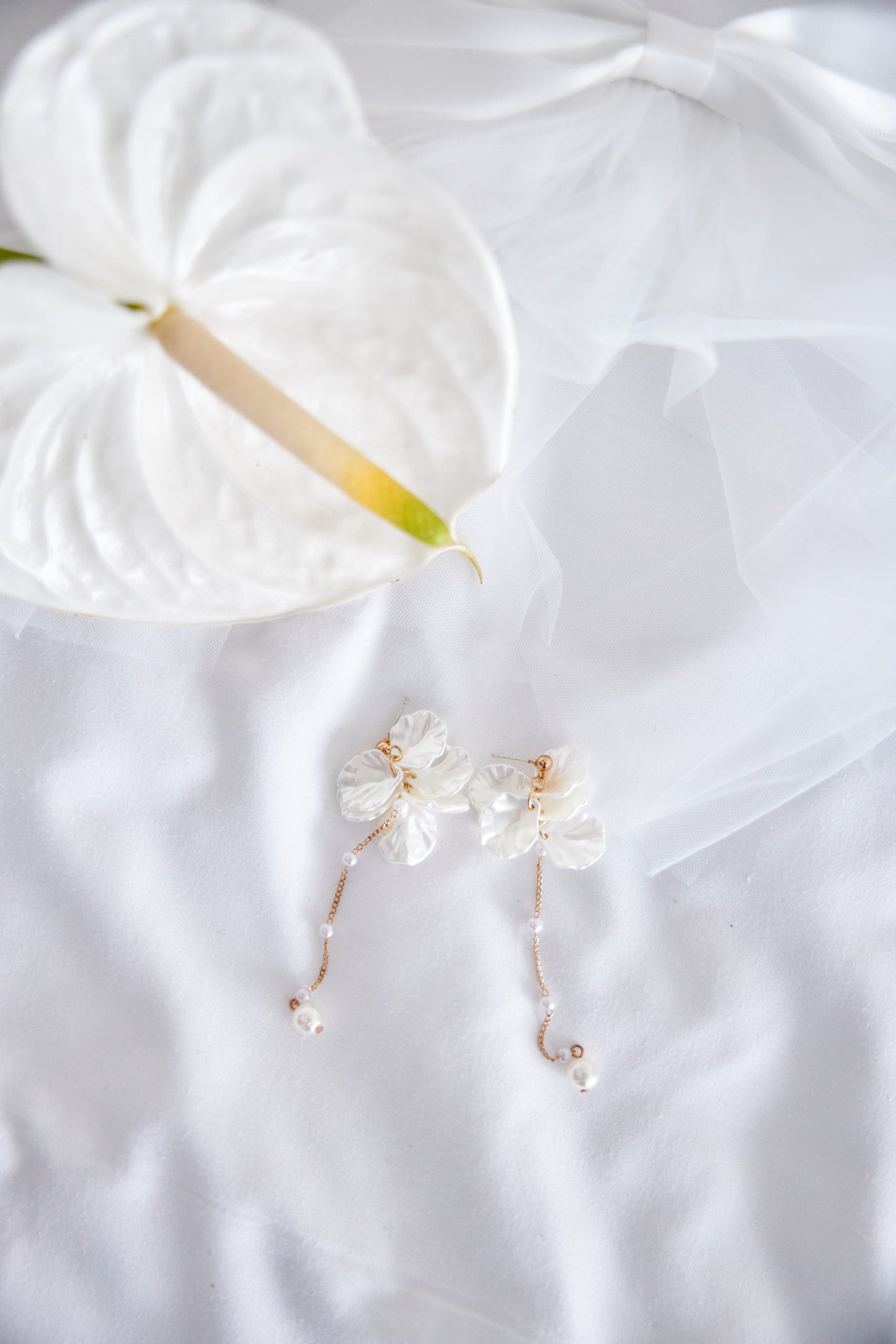 Pendientes con forma de pétalos de flores y perlitas para novia