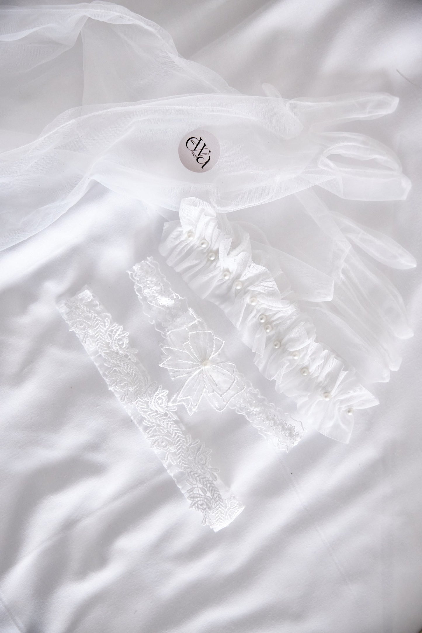 Liga nupcial blanco hecho de tul