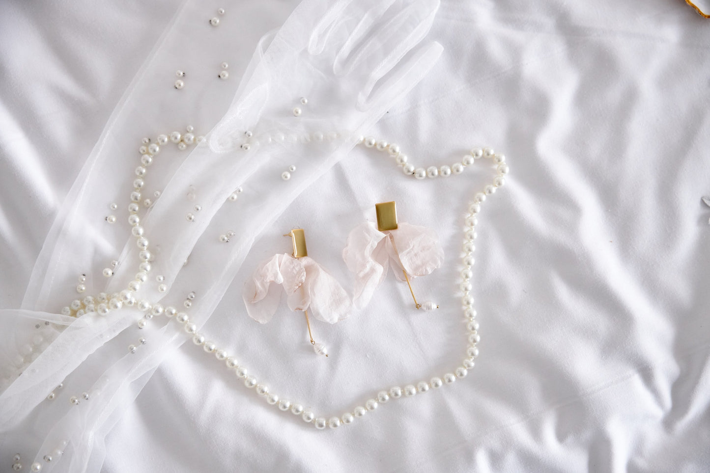 Pendientes con forma de pétalos de flores y perlita para novia