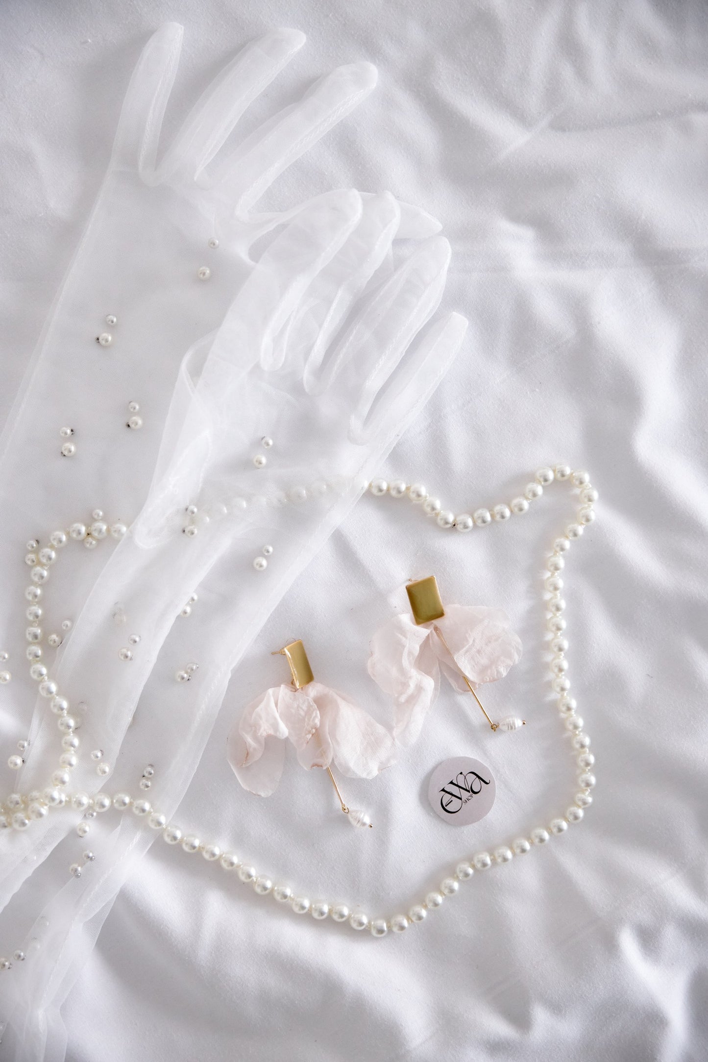Pendientes con forma de pétalos de flores y perlita para novia