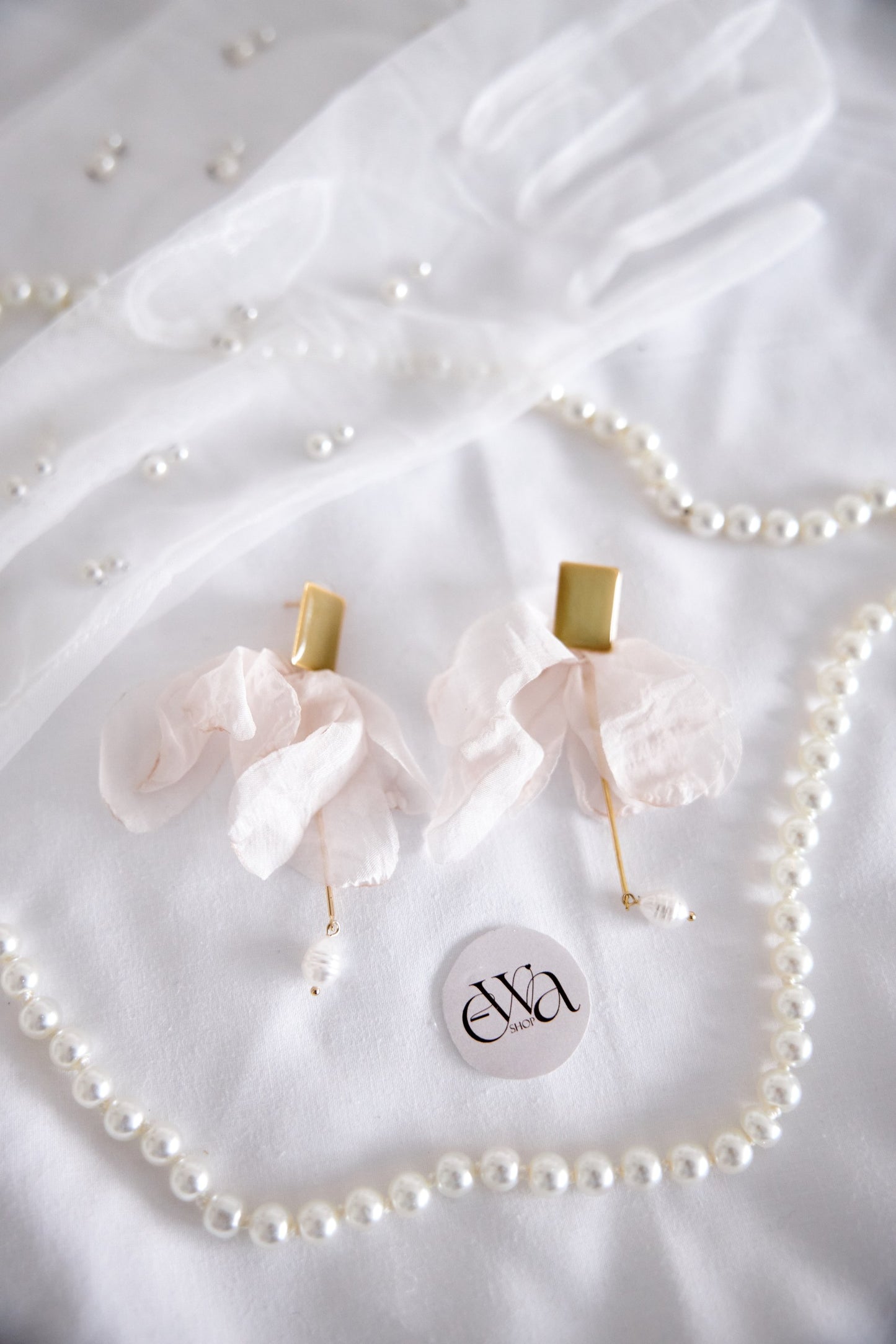 Pendientes con forma de pétalos de flores y perlita para novia