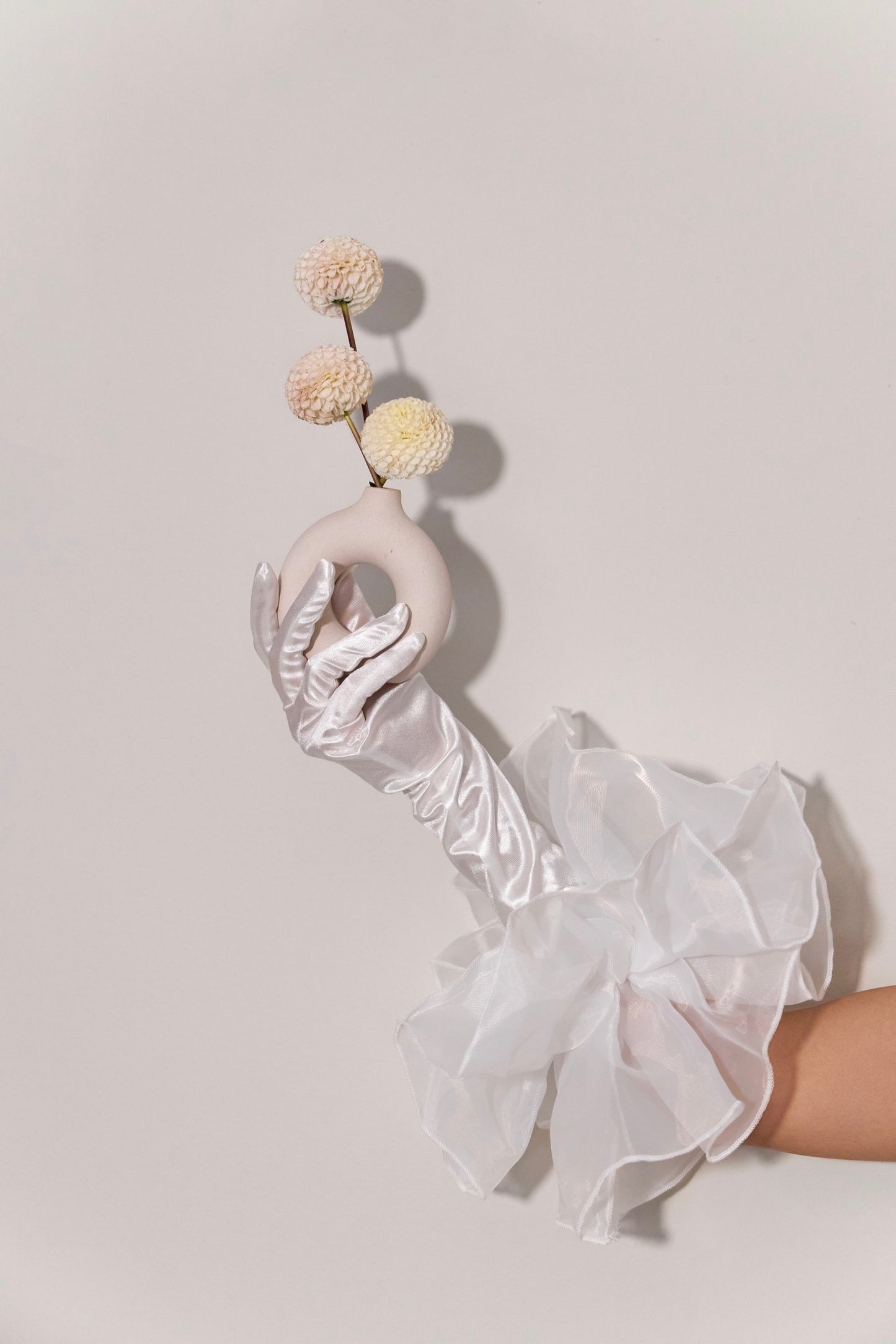 Guantes de satén florales estilo gótico para boda - blancos, 65 cm